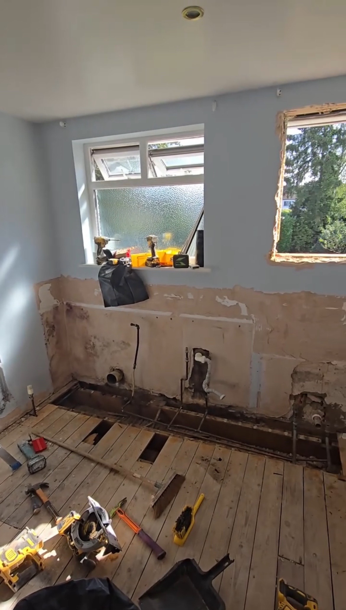 Bathroom before renovation by Thomas Adams Building