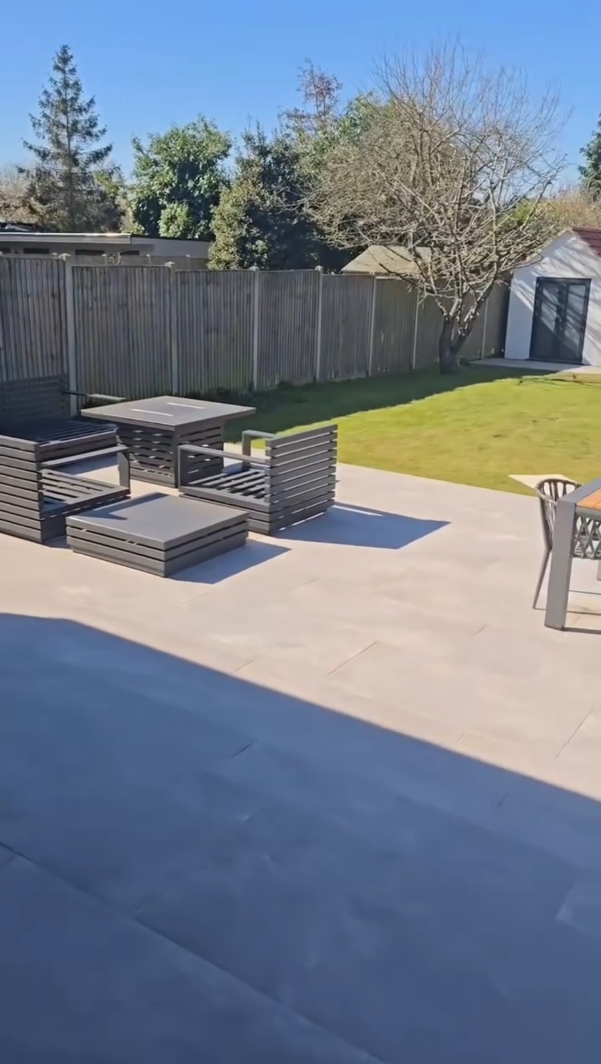 Patio and garden by Thomas Adams Building